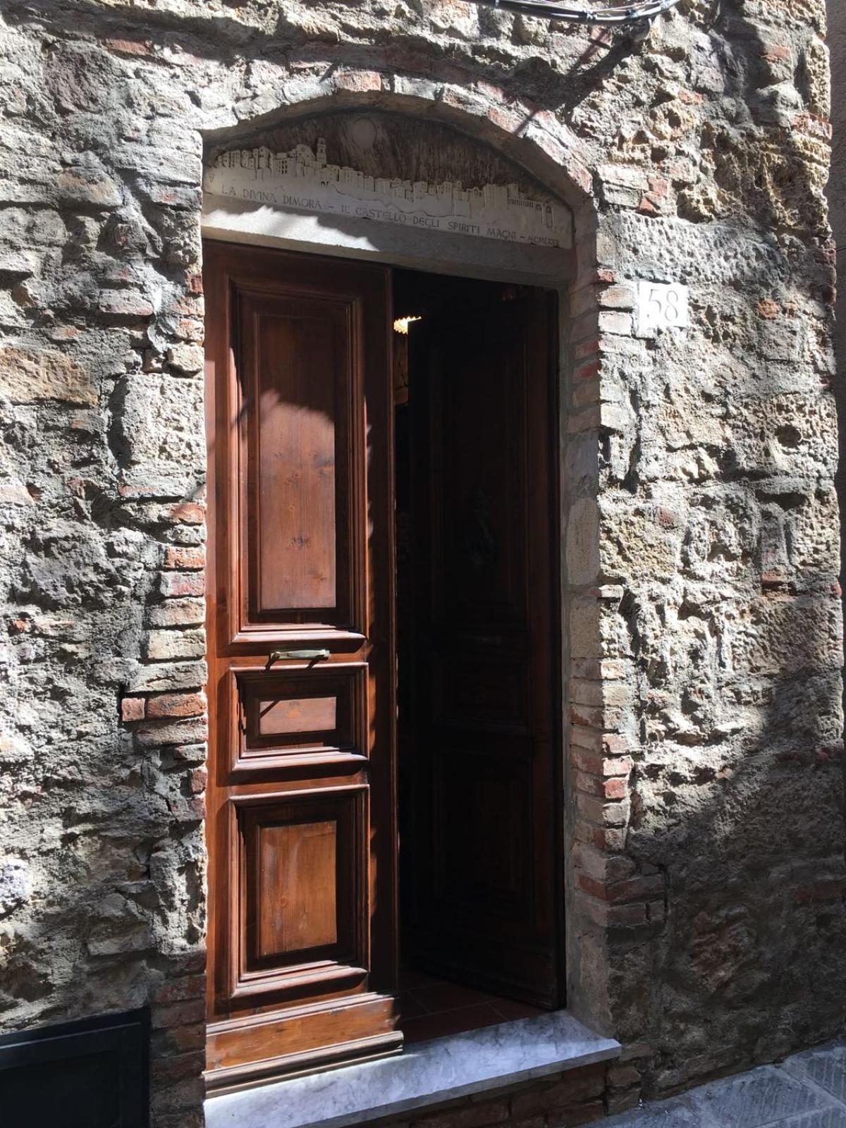 דירות Montepescali La Divina Dimora Il Castello Degli Spiriti Magni מראה חיצוני תמונה